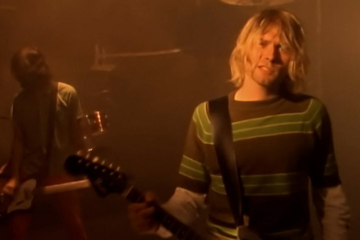 Fotó: MH Elárverezik Kurt Cobain legendás kék gitárját
