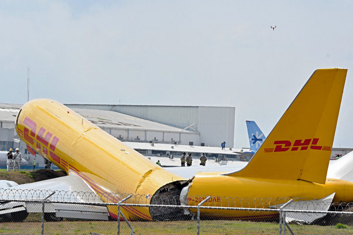 Kettétört a DHL teherszállító gépe
