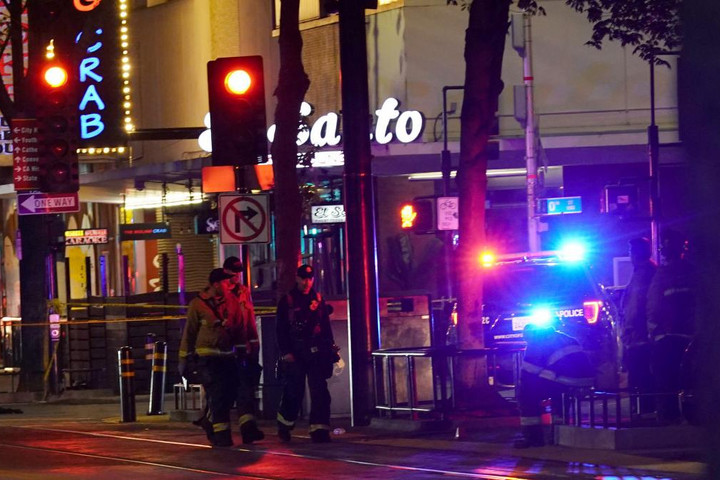 Hatan meghaltak és kilencen megsebesültek egy kaliforniai lövöldözésben