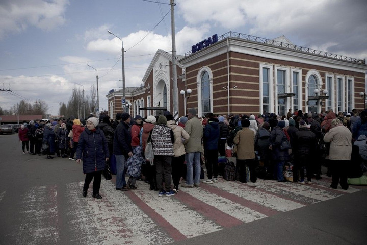 Fotó: Anadolu Agency via AFP Menekítik a civileket Luhanszkból
