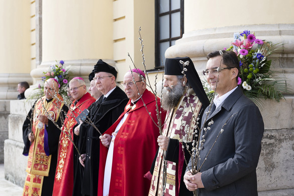 A békét hirdették a virágvasárnapi keresztúton Debrecenben