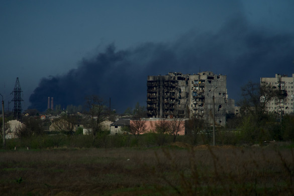 Civileket menekítettek ki az Azovsztalból