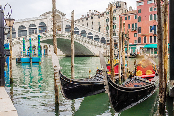 Zöldes színben fluoreszkált a velencei Canal Grande vize a Rialto hídnál