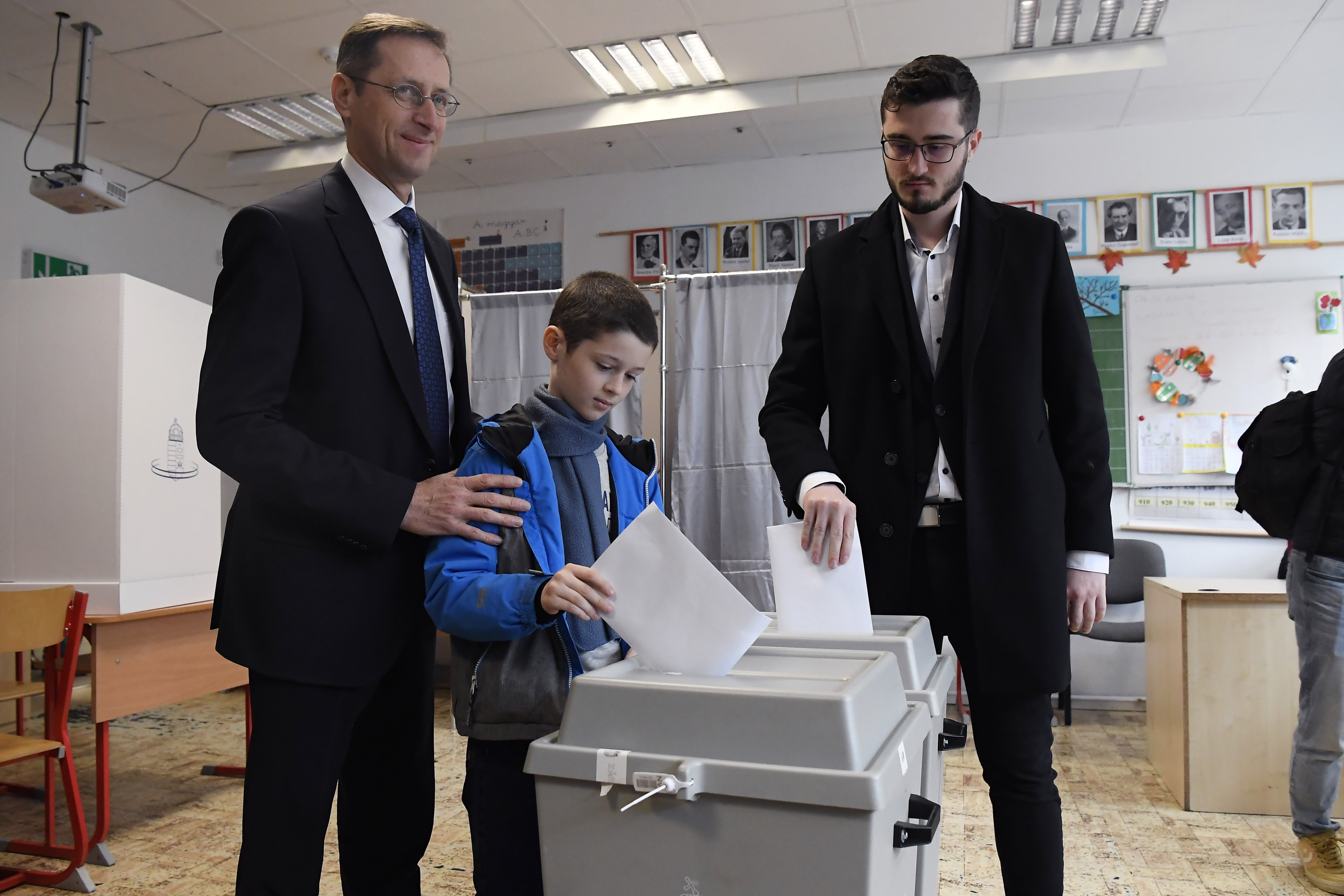 Varga Mihály: A háború és a béke ügyében kell döntenünk