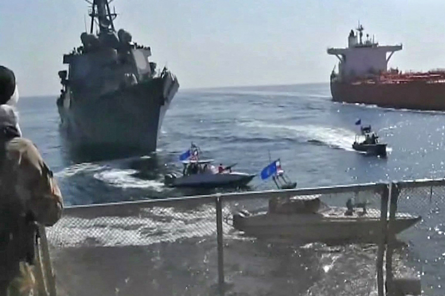 Az iráni állami televízióban közvetítették, amint az iráni Forradalmi Gárda hadműveletet hajt végre egy olajszállító tartályhajó ellen az Ománi-tengeren 2021. november 3-án. Irán azt állította, hogy a két ország közötti feszültség fokozódása közepette meghiúsította, hogy az amerikai erők „elraboljanak egy olajszállító tartályhajót.