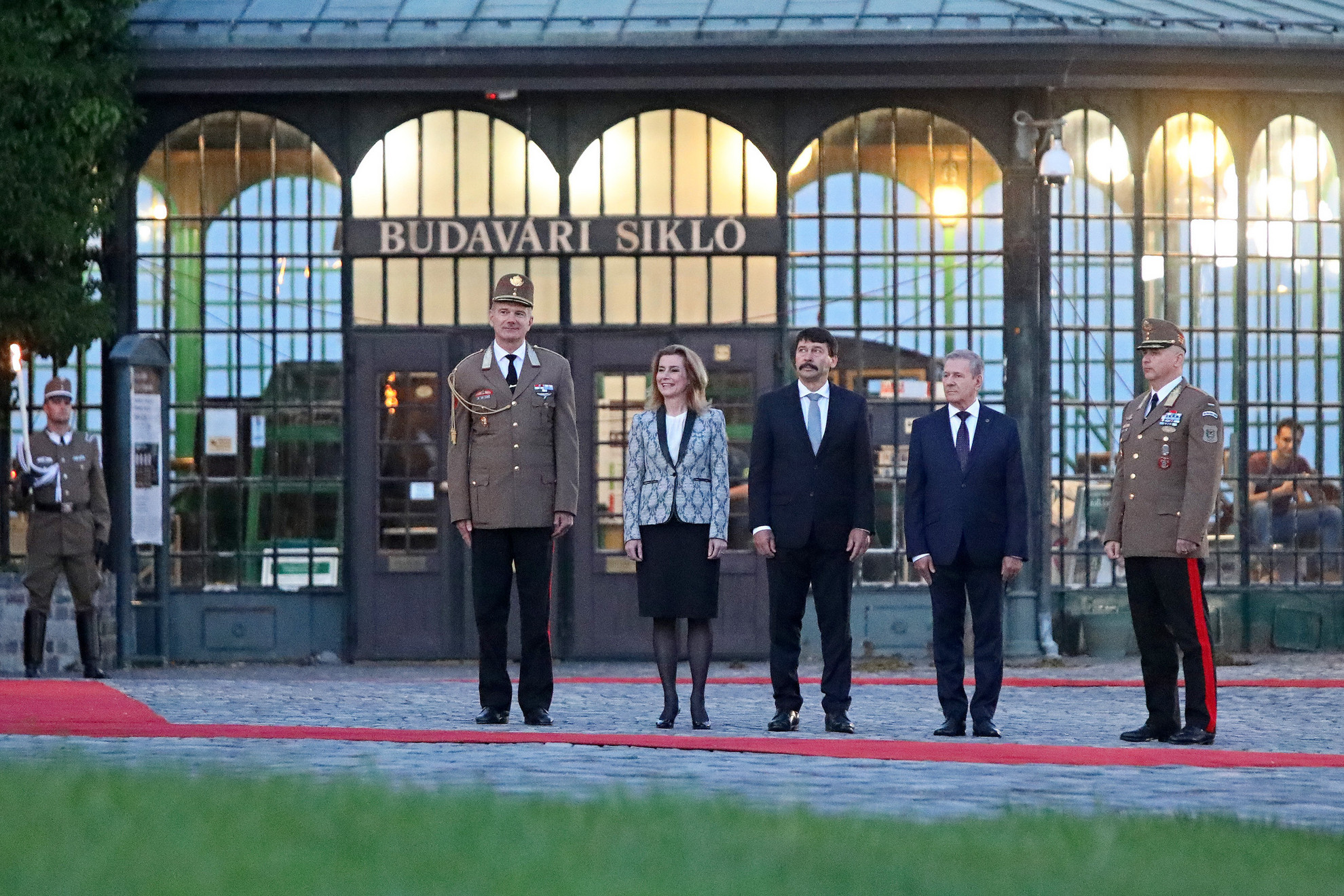 Fotó: MH/Hegedüs Róbert Kun Szabó István, a köztársasági elnök főhadsegédje, Herczegh Anita, az államfő felesége; Áder János, leköszönő köztársasági elnök, Benkő Tibor honvédelmi miniszter és Ruszin-Szendi Romulusz, a Magyar Honvédség parancsnoka a Magyar Honvédség ünnepélyes katonai ceremóniáján