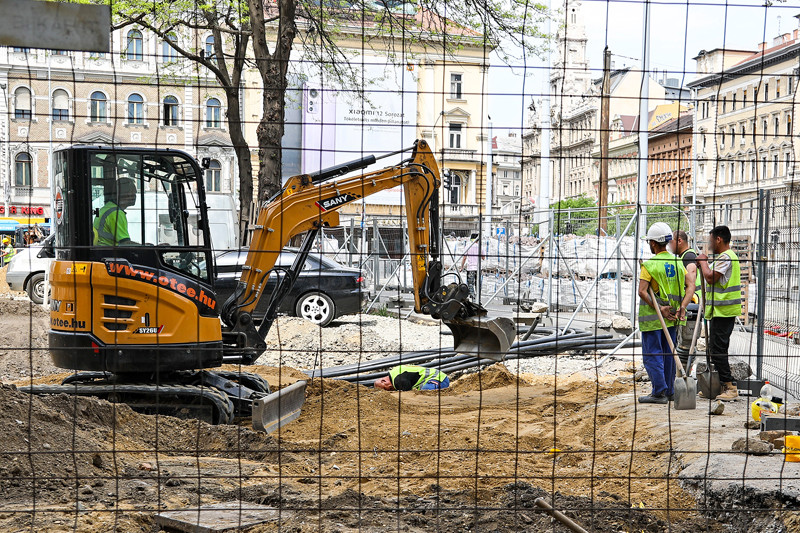 Mentalitás: sokan nézik az egy gépkezelőt