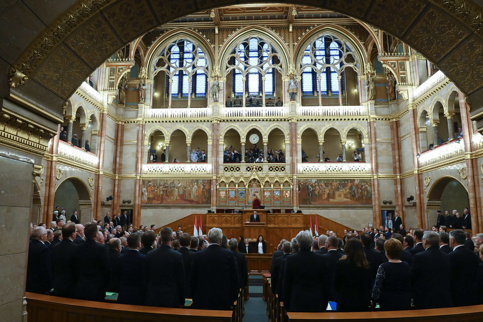 A Himnuszt éneklik az Országgyűlés alakuló ülésén a Parlamentben