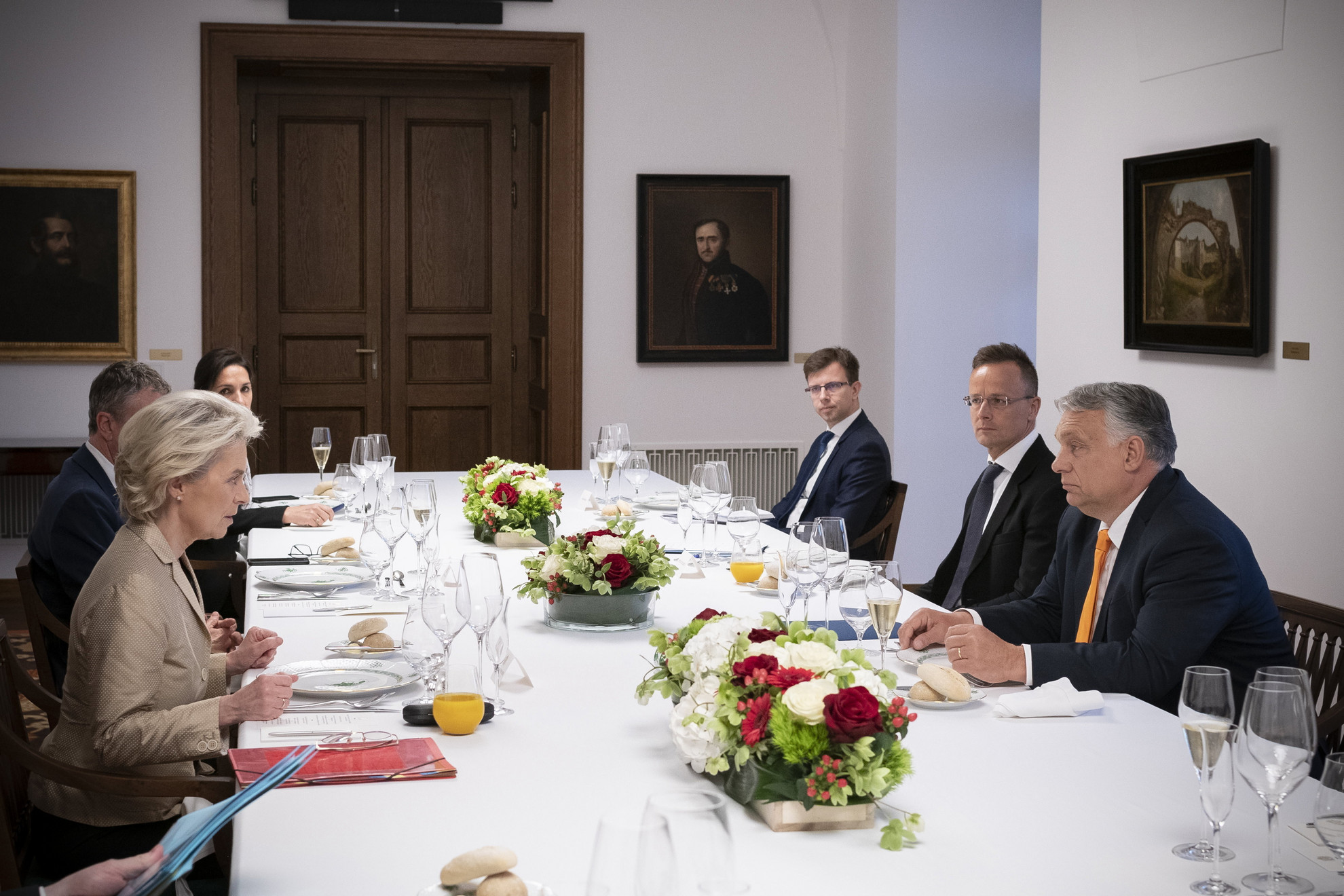 Orbán Viktor miniszterelnök (j) és Ursula von der Leyen, az Európai Bizottság elnöke (b) munkavacsora keretében tárgyal a Karmelita kolostorban 2022. május 9-én. A kormányfő mellett Szijjártó Péter külgazdasági és külügyminiszter (j2) és Bóka János, a miniszterelnök európai uniós kérdésekért felelős államtitkára (j3)
