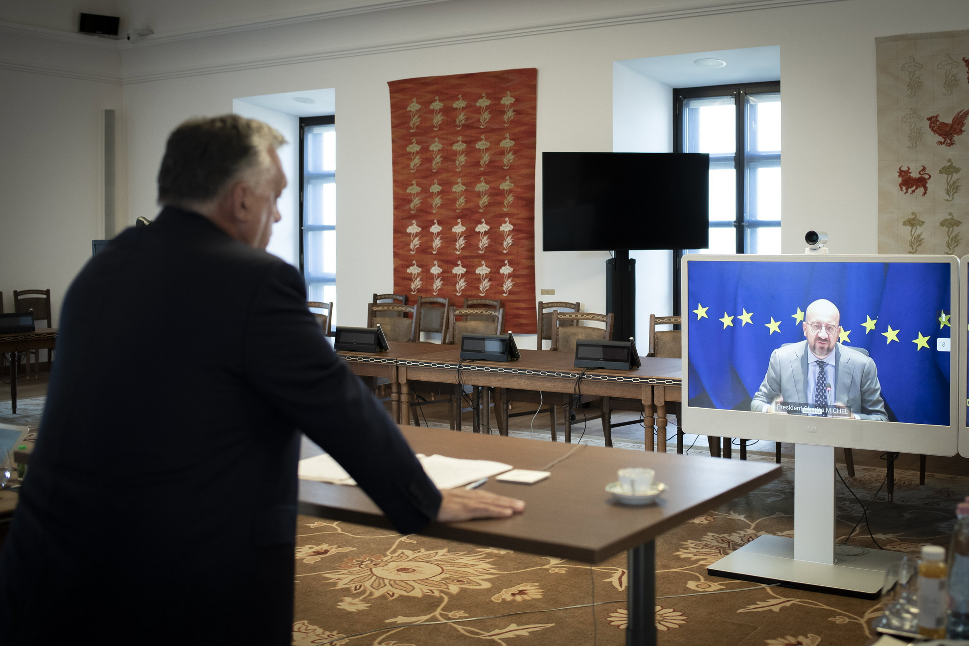 Orbán Viktor miniszterelnök videókonferencia keretében tárgyal Charles Michellel, az Európai Tanács elnökével a május 30-31-i rendkívüli uniós csúcs előkészítéseként a Karmelita kolostorban 2022. május 23-án