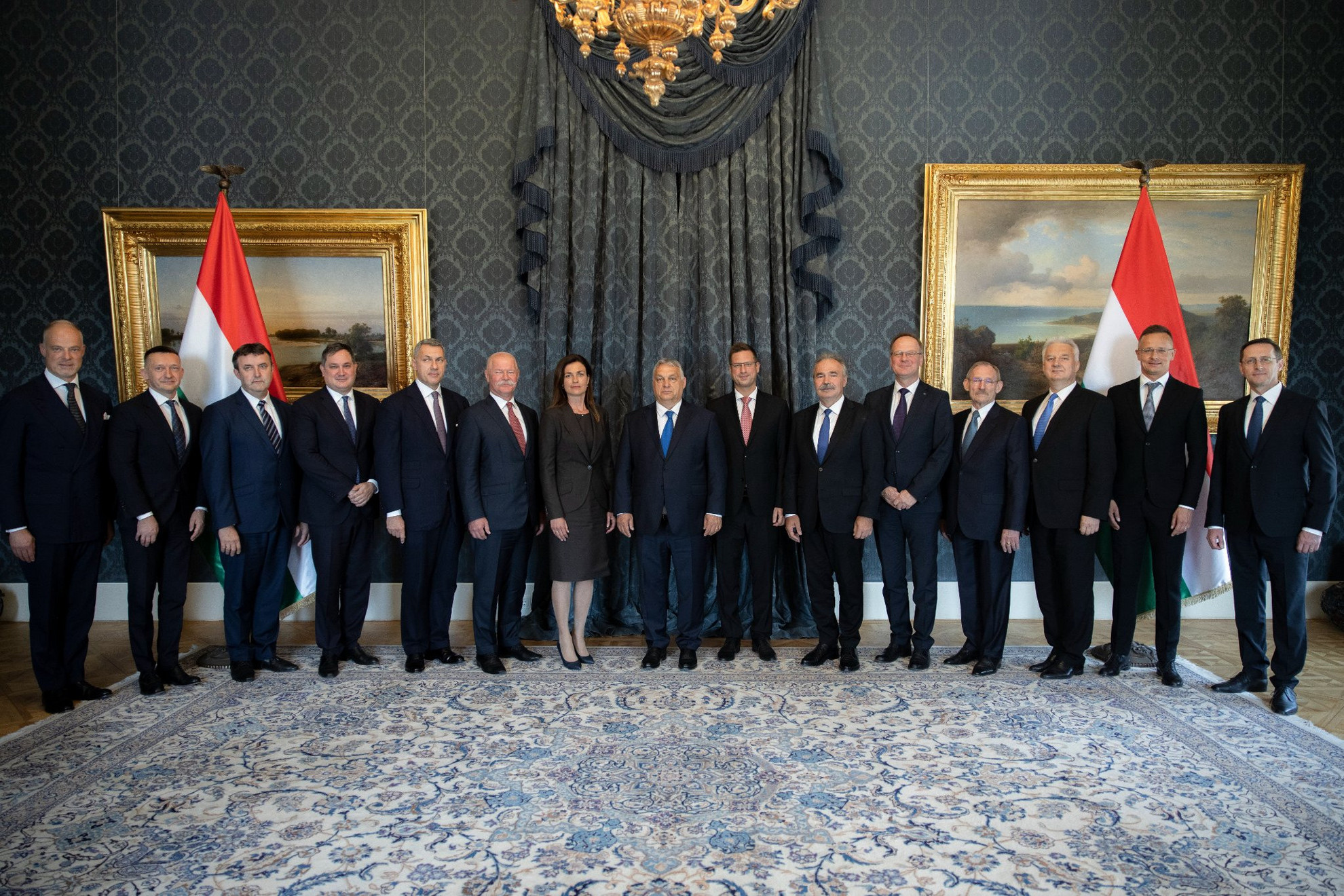 Orbán Viktor (b8) ötödik kormányának tagjai, miután átvették kinevezési okmányukat Novák Katalin köztársasági elnöktől a Sándor-palotában 2022. május 24-én