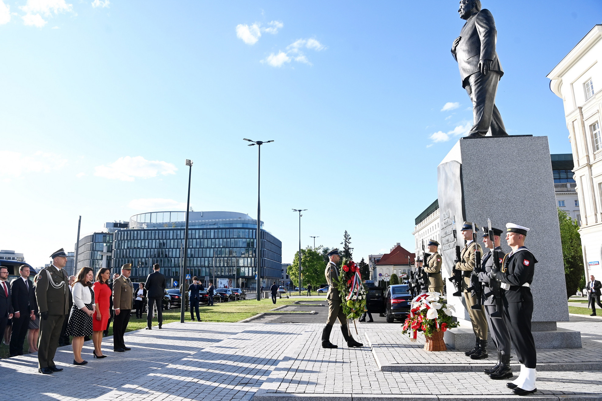Novák Katalin köztársasági elnök (b3) megkoszorúzza Lech Kaczynski néhai lengyel elnök szobrát a Pilsudski-téren Varsóban 2022. május 17-én