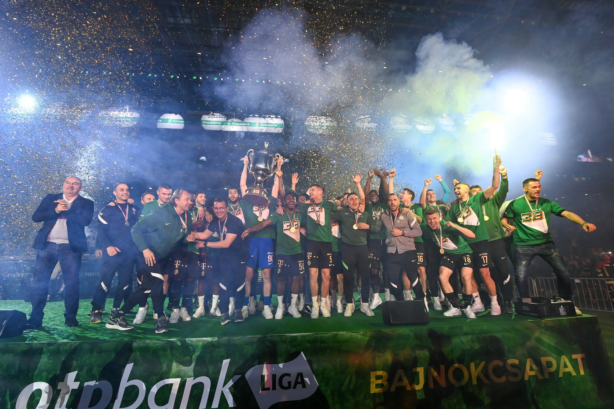 A bajnok Ferencváros labdarúgócsapatának tagjai ünnepelnek a trófeával a díjátadó ceremónián a labdarúgó OTP Bank Liga 32. fordulójában játszott Ferencvárosi TC - MTK Budapest mérkőzés után a Groupama Arénában 2022. május 7-én
