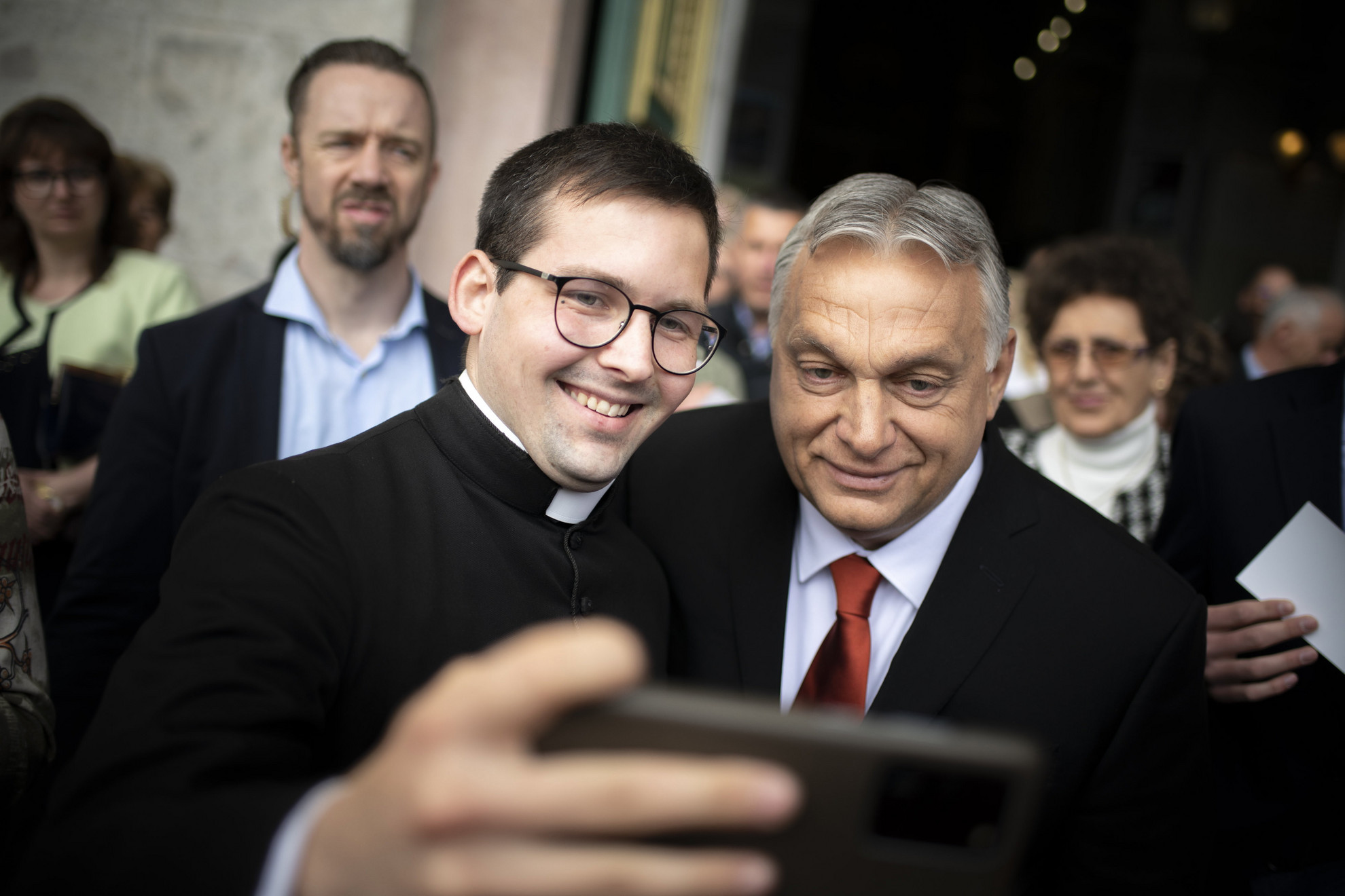 Orbán Viktor miniszterelnök (k) közös fényképet készít résztvevőkkel az Esztergom megyei jogú várossá nyilvánítása alkalmából tartott szentmise után