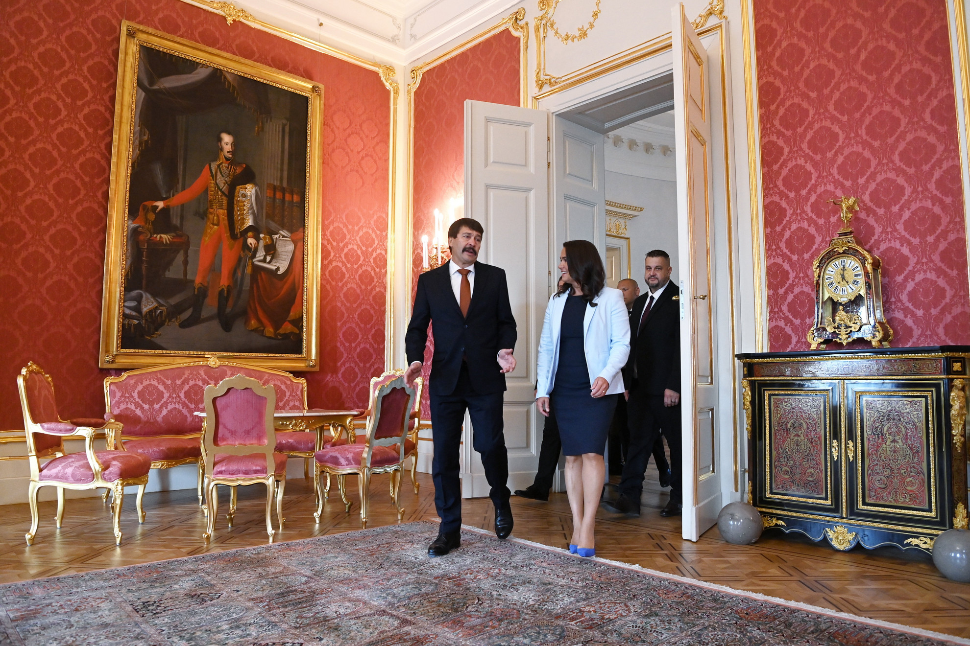 Áder János leköszönő államfő fogadja Novák Katalin új köztársasági elnököt a Sándor-palotában
