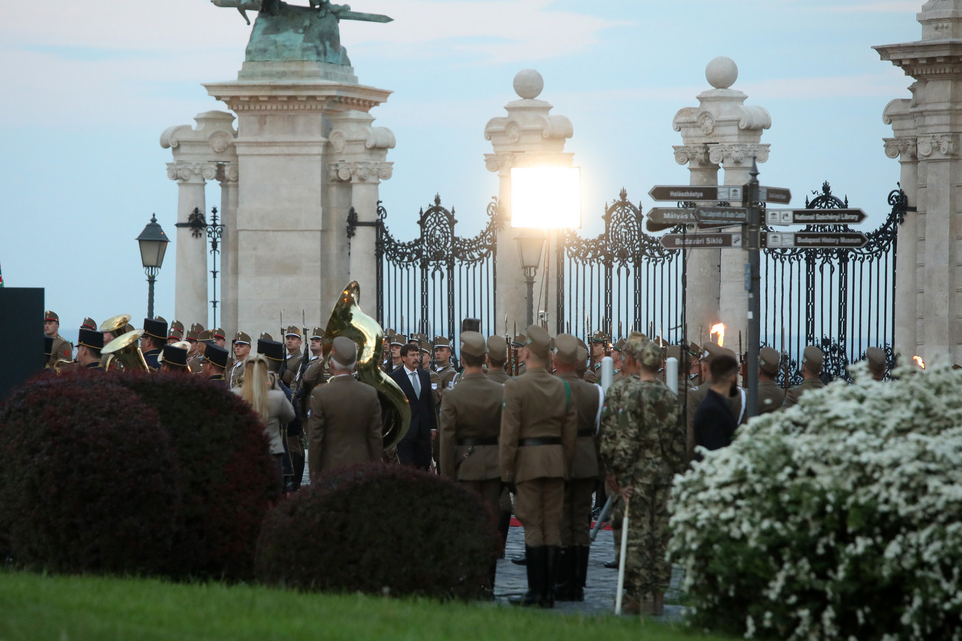 A posztjáról távozó köztársasági elnököt a Sándor-palotánál tisztelgéssel fogadta a Magyar Honvédség díszegysége