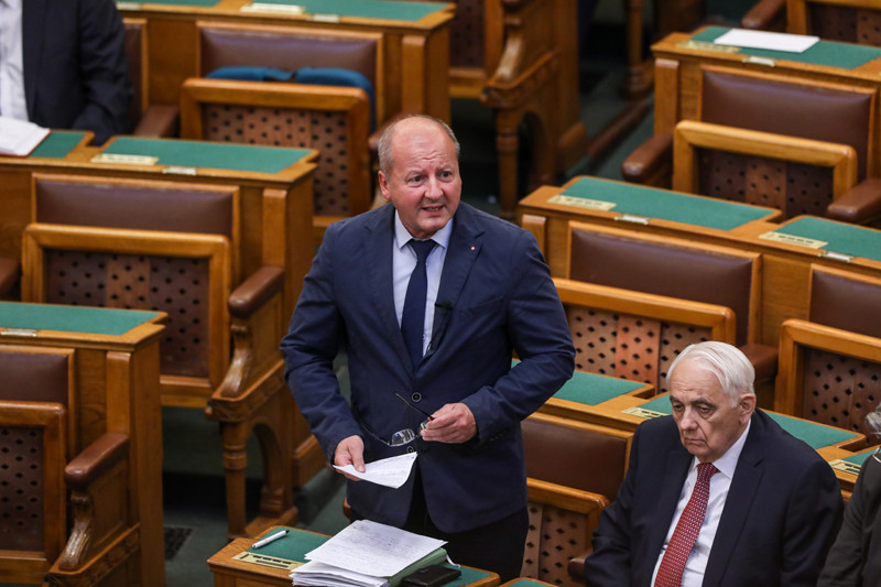 Simicskó István, a Kereszténydemokrata Néppárt frakcióvezetője napirend előtt szólal fel az Országgyűlés plenáris ülésén 2022. május 23-án