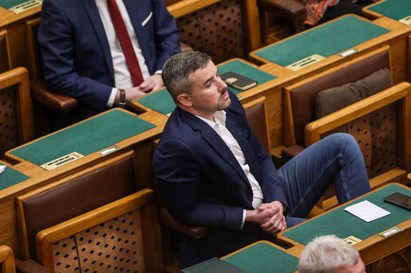 Jakab Péter, a Jobbik frakcióvezetője suttyó módon terpeszkedik az Országgyűlés plenáris ülésén 2022. május 23-án