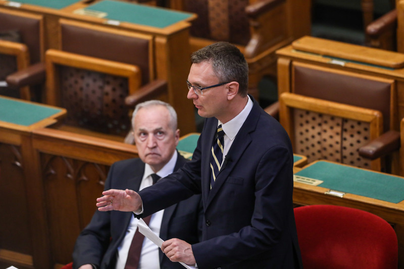 Rétvári Bence, az Emberi Erőforrások Minisztériumának parlamenti államtitkára napirend előtt szólal fel az Országgyűlés plenáris ülésén 2022. május 23-án