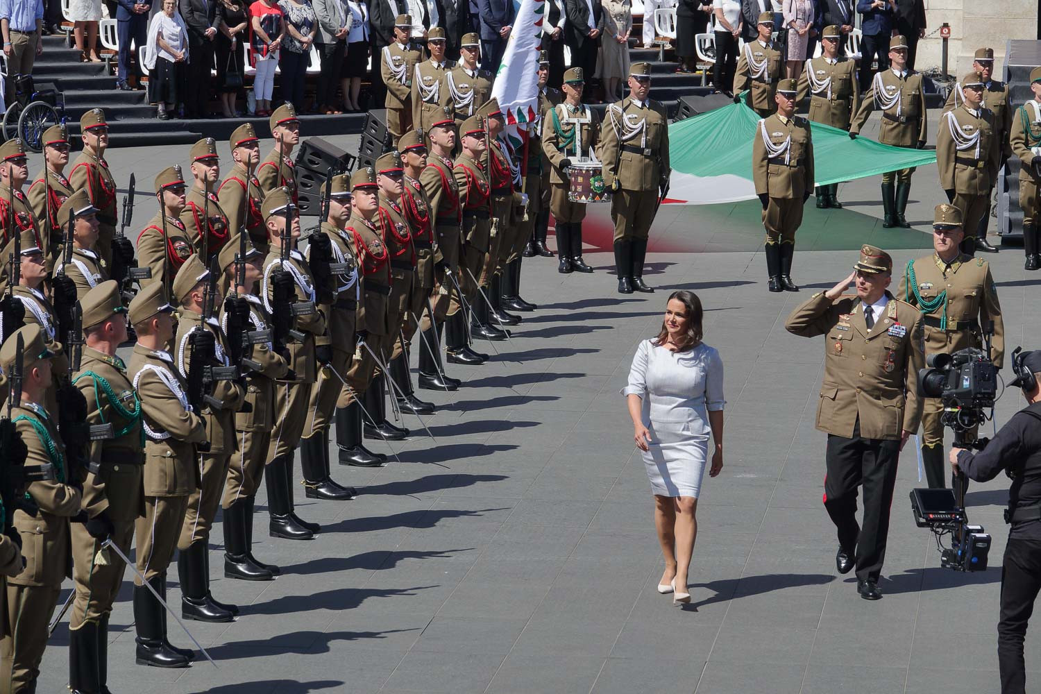 Katonák tisztelegnek Novák Katalinnak a köztársasági elnök beiktatási ceremóniáján a budapesti Kossuth téren (A képre kattintva vagy pöccintéssel lapozhatók a galéria fotói)