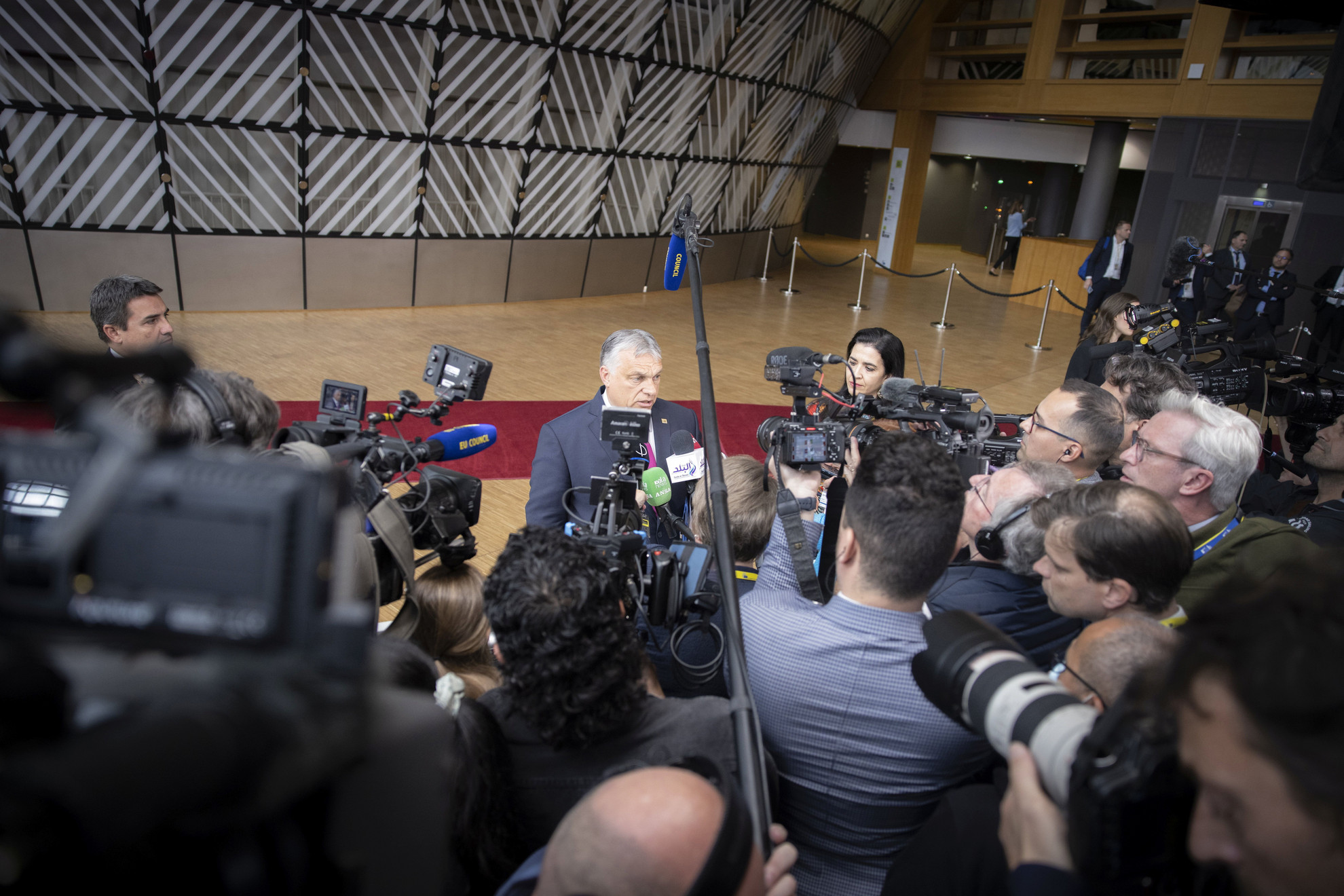 Orbán Viktor miniszterelnök érkezésekor a sajtó munkatársainak nyilatkozik az Európai Tanács kétnapos rendkívüli ülésének kezdete előtt Brüsszelben