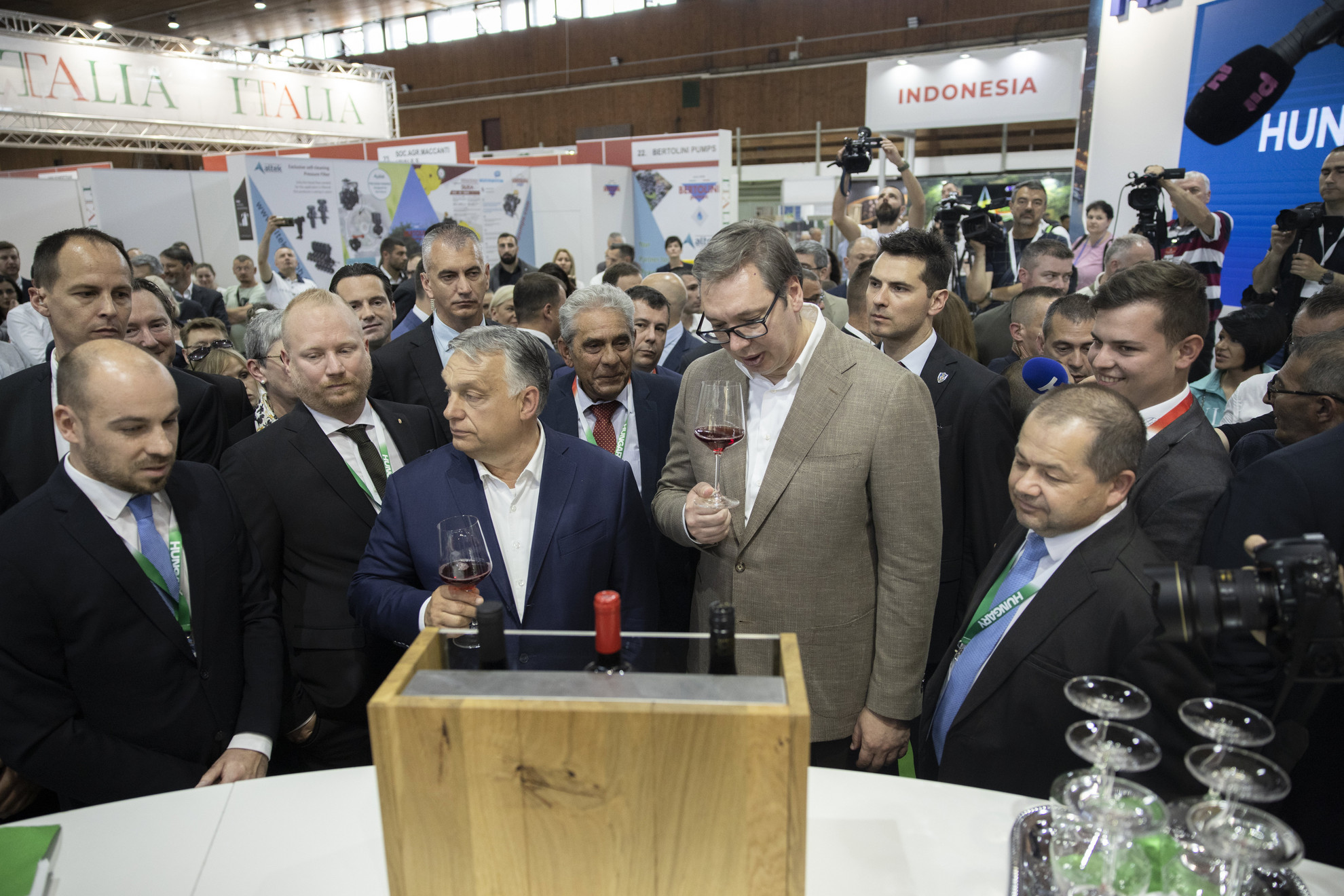 Orbán Viktor miniszterelnök (elöl, b3) és Aleksandar Vucic szerb államfő (j2) az általuk közösen megnyitott 89. Újvidéki Nemzetközi Mezőgazdasági Vásáron 2022. május 21-én. Balra Ondré Péter, az Agrármarketing Centrum ügyvezető igazgatója