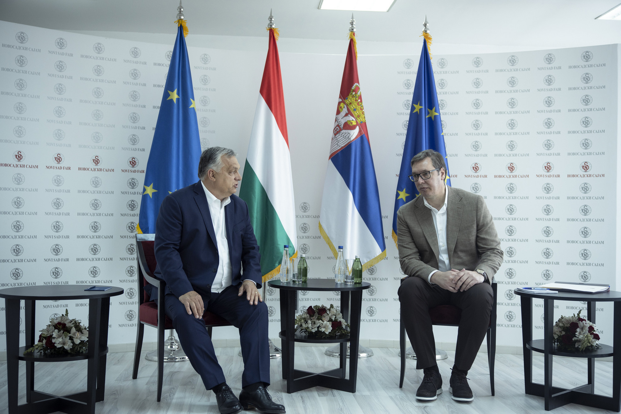 Orbán Viktor miniszterelnök (b) és Aleksandar Vucic szerb államfő (j) megbeszélést folytat Újvidéken 2022. május 21-én, a 89. Újvidéki Nemzetközi Mezőgazdasági Vásár megnyitója előtt
