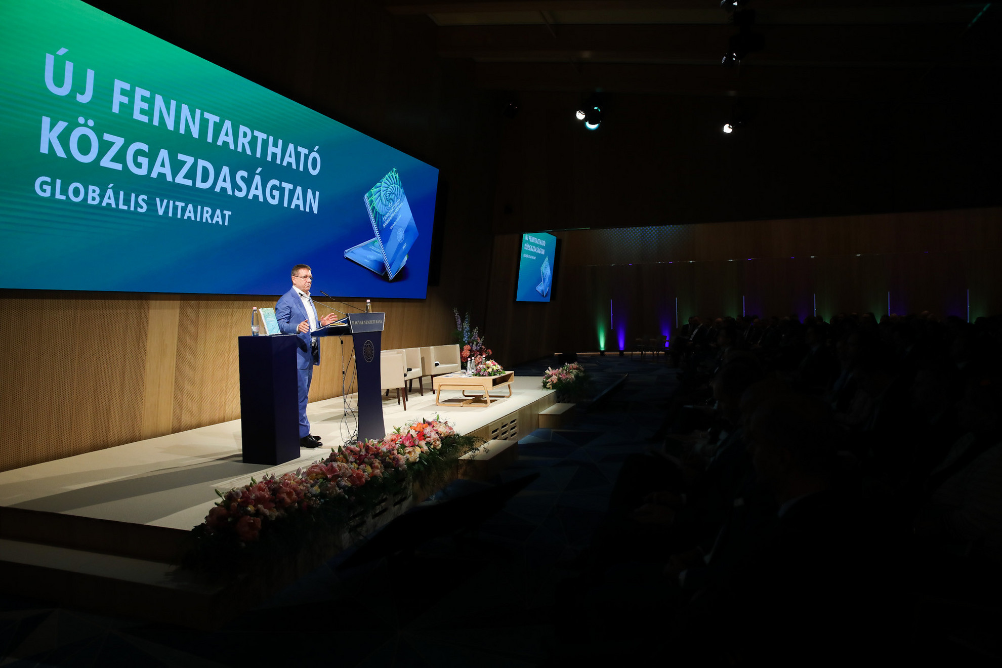Matolcsy György jegybankelnök beszédet mond a Magyar Nemzeti Bank „Új fenntartható közgazdaságtan - globális vitairat” című kötetének bemutatóján
