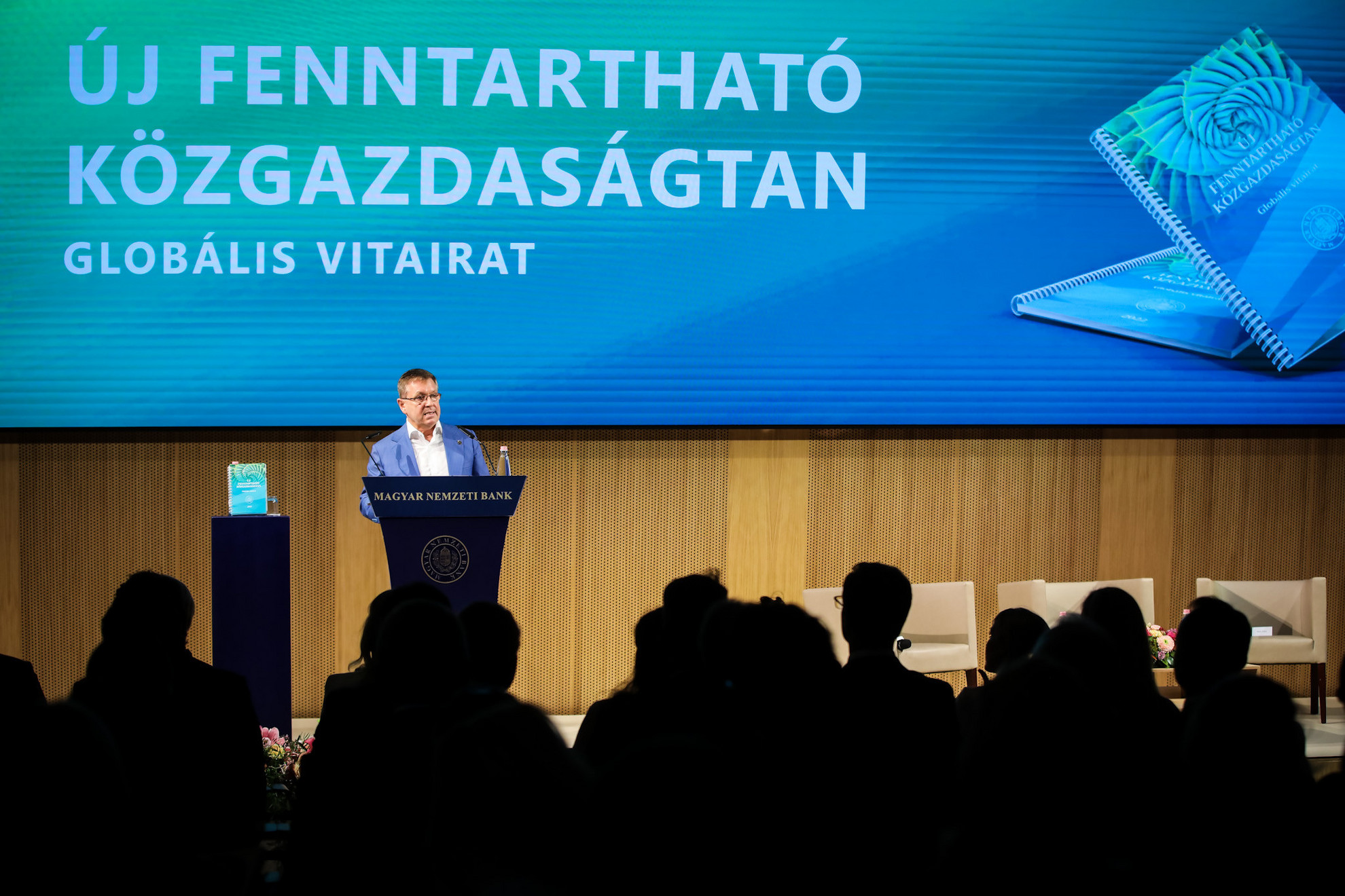 Matolcsy György beszédében rávilágított arra, hogy ebben az állandóan változó világban már nincs kőbe vésett, hagyományos közgazdaság