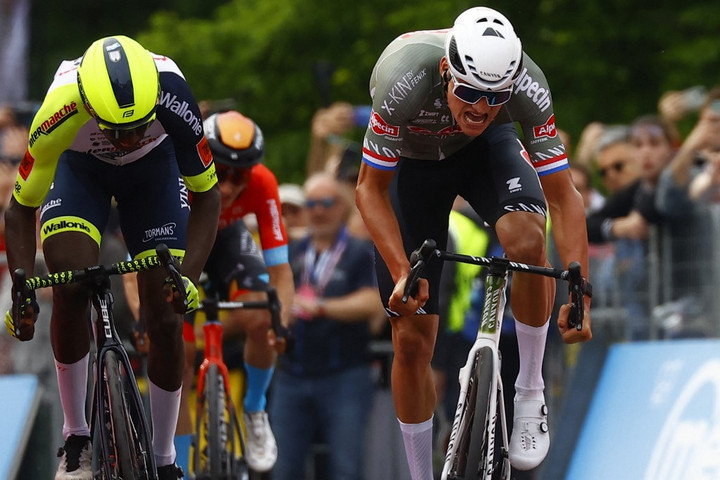Óriási dráma végén van der Poel nyerte a Giro nyitószakaszát