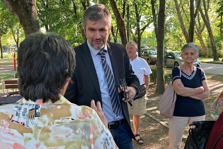 Fotó: Hadházy Ákos Facebook-oldala Hadházy Ákos a zuglói erdőben – Szemfényvesztés és látványpékség