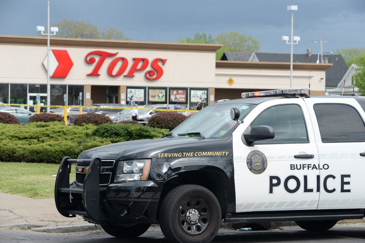 Fotó: JOHN NORMILE/GETTY IMAGES/AFP Legalább tíz embert megölt egy fegyveres Buffalóban