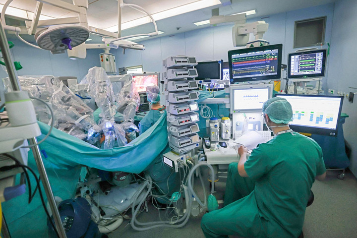 Robot segít a műtétnél a sebésznek