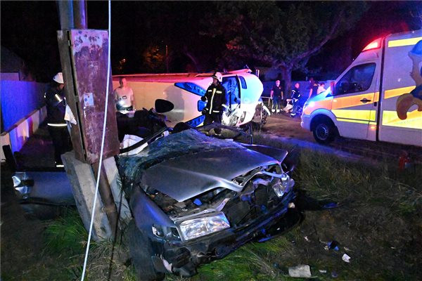 Fotó: MTI/Mihádák Zoltán Mentőautó és személygépkocsi ütközött Csepelen