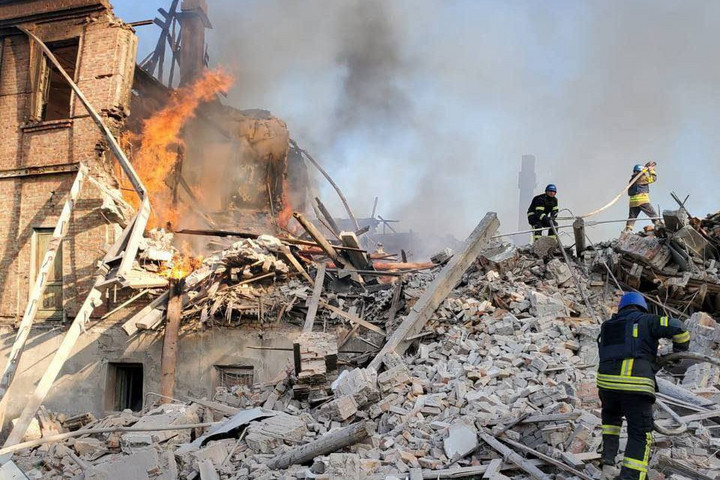 Több tucat halálos áldozata lehet egy iskolát ért légicsapásnak