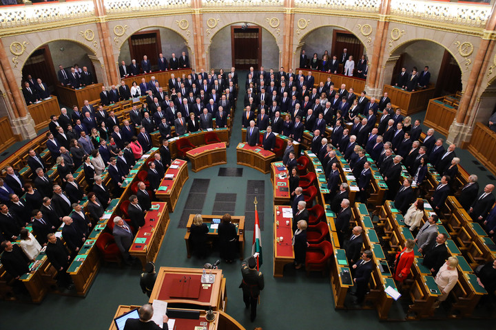 Szilárd nemzeti parlament alakult