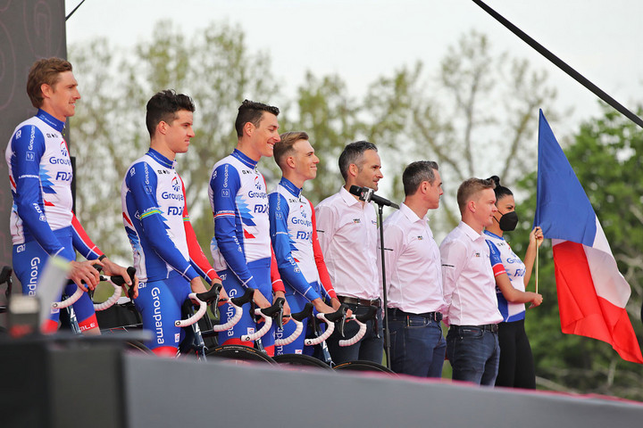 Rajtra kész  a Giro d’Italia mezőnye