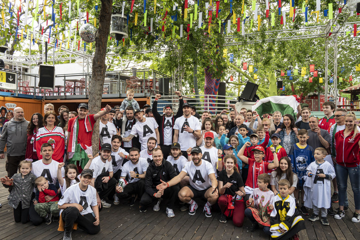 Több száz szurkoló ünnepelte az elitbe feljutott magyar hokisokat a Budapest Parkban