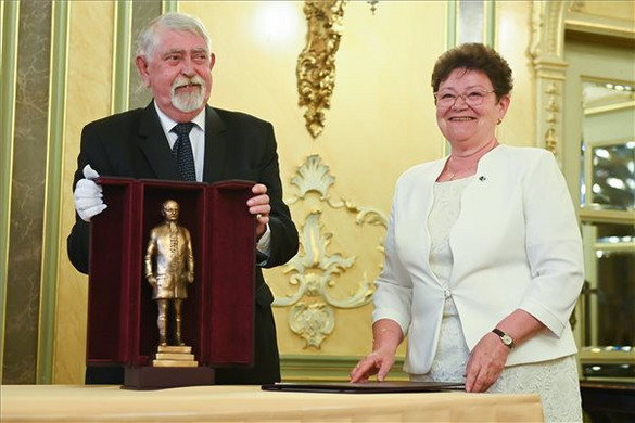 Elismerésben részesült az országos tisztifőorvos