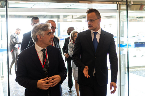 Szijjártó: Erősíteni kell a határok védelmét és a terrorellenes felkészülést