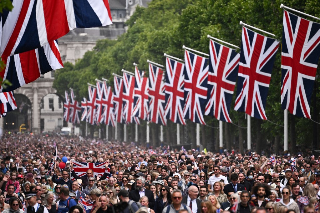 Fotó: AFP/Ben Stansall Tömegek özönlöttek a brit főváros utcáira, hogy megünnepeljék a királynőt