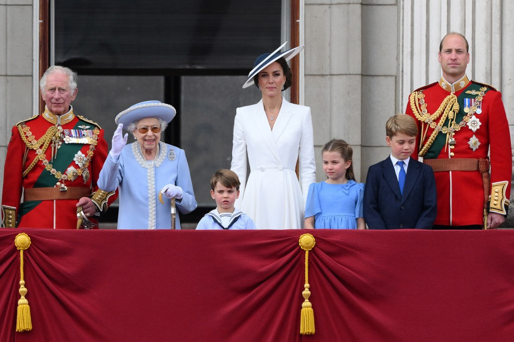 Fotó: AFP/Daniel Leal A brit királyi család a Buckingham palota teraszán: balról Károly walesi herceg, II. Erzsébet királynő, Lajos cambridge-i herceg, Katalin cambridge-i hercegné, Charlotte cambridge-i hercegnő, György cambridge-i herceg és Vilmos cambridge-i herceg