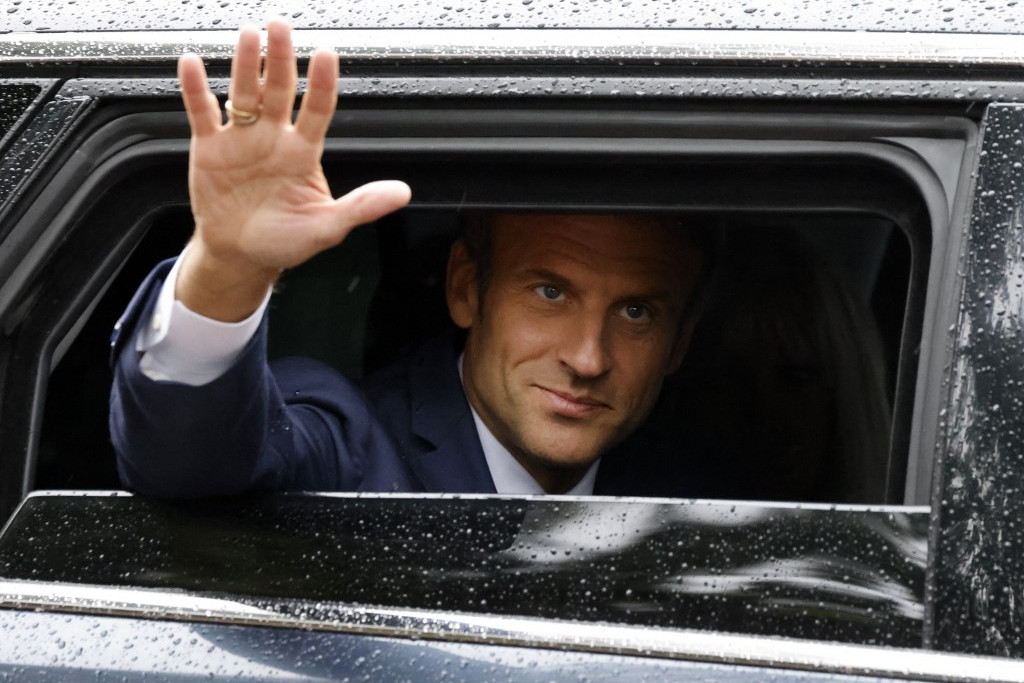 Emmanuel Macron integet autójából, miután leadta szavazatát