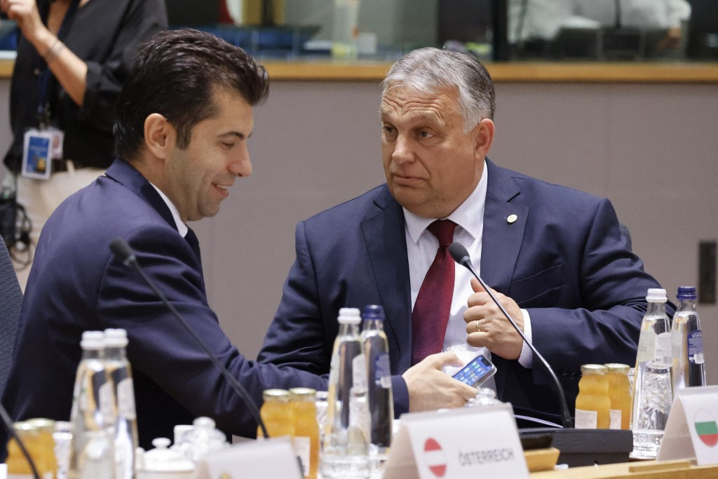 Fotó: AFP/Ludovic Marin Orbán VIktor (jobbra) Kiril Petkov bolgár miniszterelnökkel