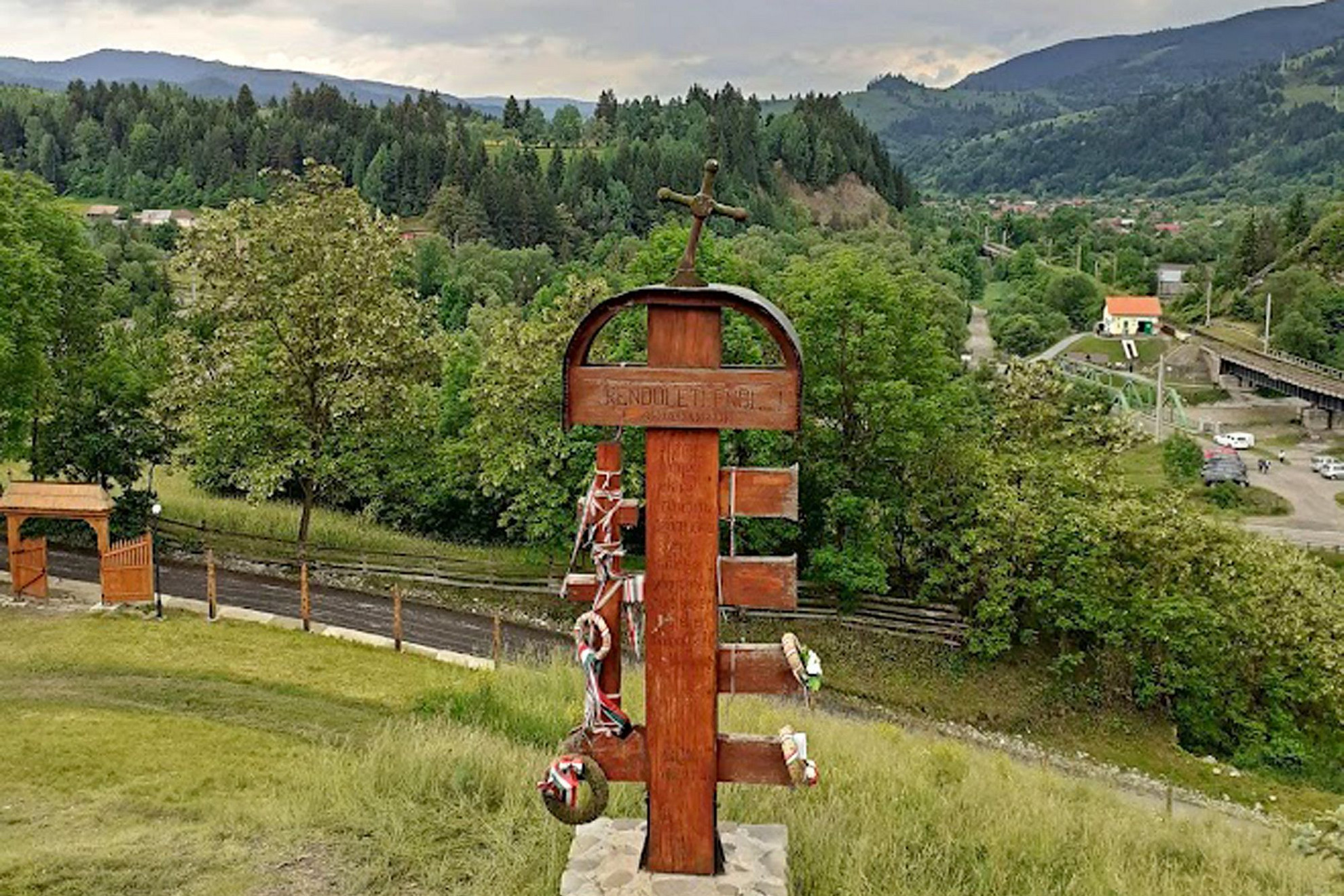 Fotó: A szerző felvételei Az emlékpark faragott koronája nemcsak az egykori határt tartja szemmel, de a Gyimesi-szoros vasúti őrházát is