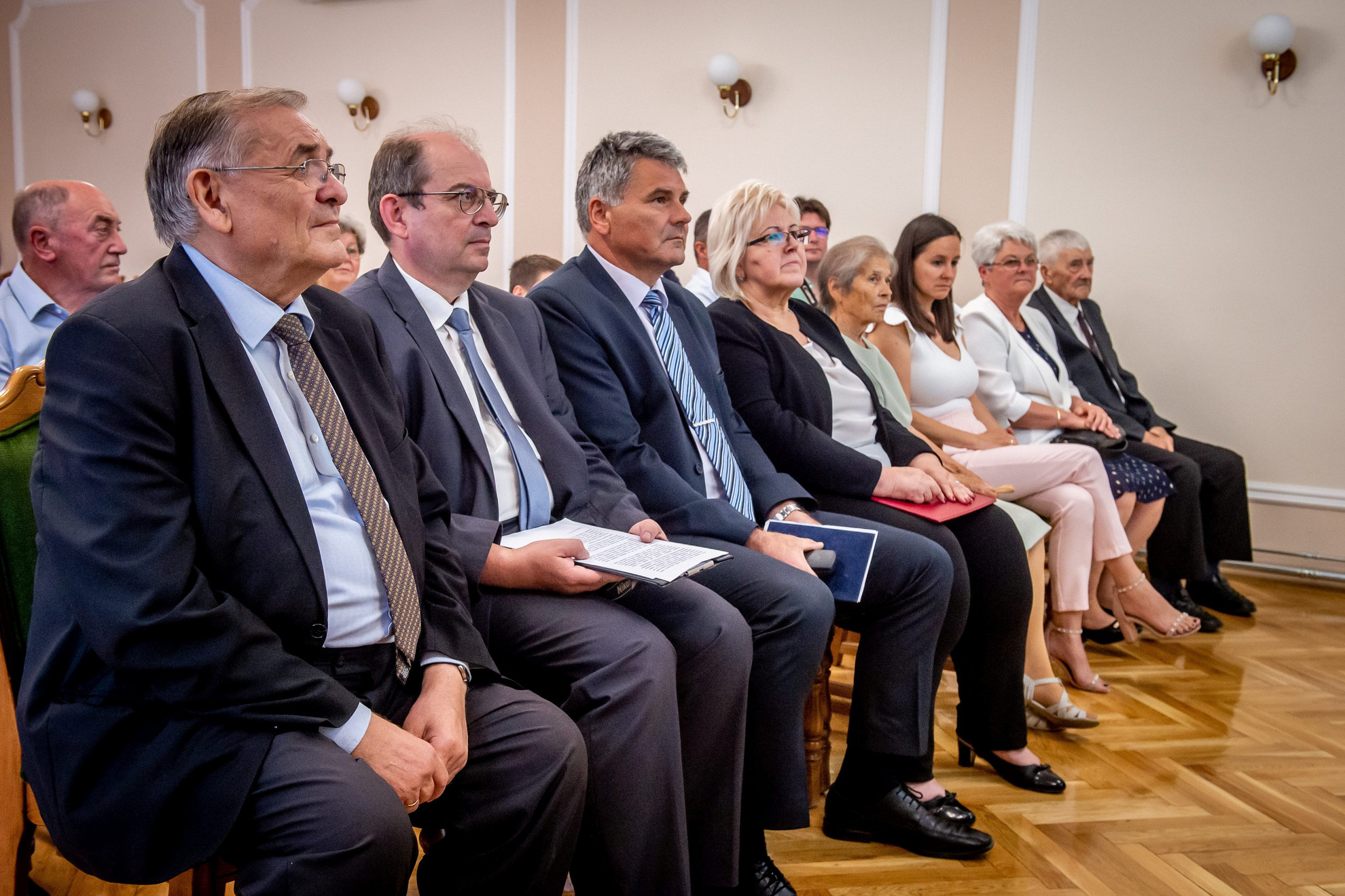 Lezsák Sándor (b) a Lakiteleki Polgármesteri Hivatalban, a Pedagógusok a kistelepülésekért-díj 2022. évi kitüntetéseinek átadásán 2022. június 17-én