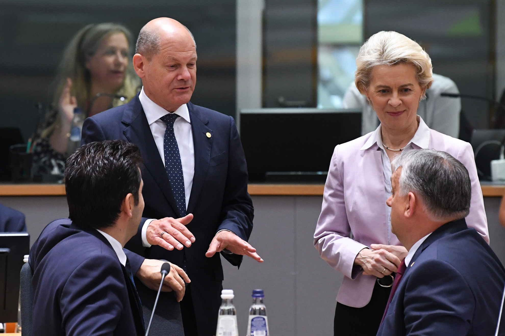 Kiril Petkov bolgár kormányfő, Olaf Scholz német kancellár, Ursula von der Leyen, az Európai Bizottság elnöke és Orbán Viktor magyar miniszterelnök (b-j) beszélget a brüsszeli EU-csúcstalálkozón