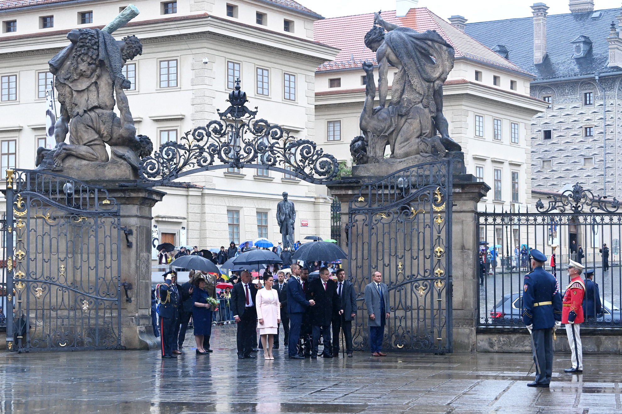 Milos Zeman cseh elnök fogadja Novák Katalin köztársasági elnököt (középen, j-b) a prágai várban tartott ünnepségen 2022. június 7-én