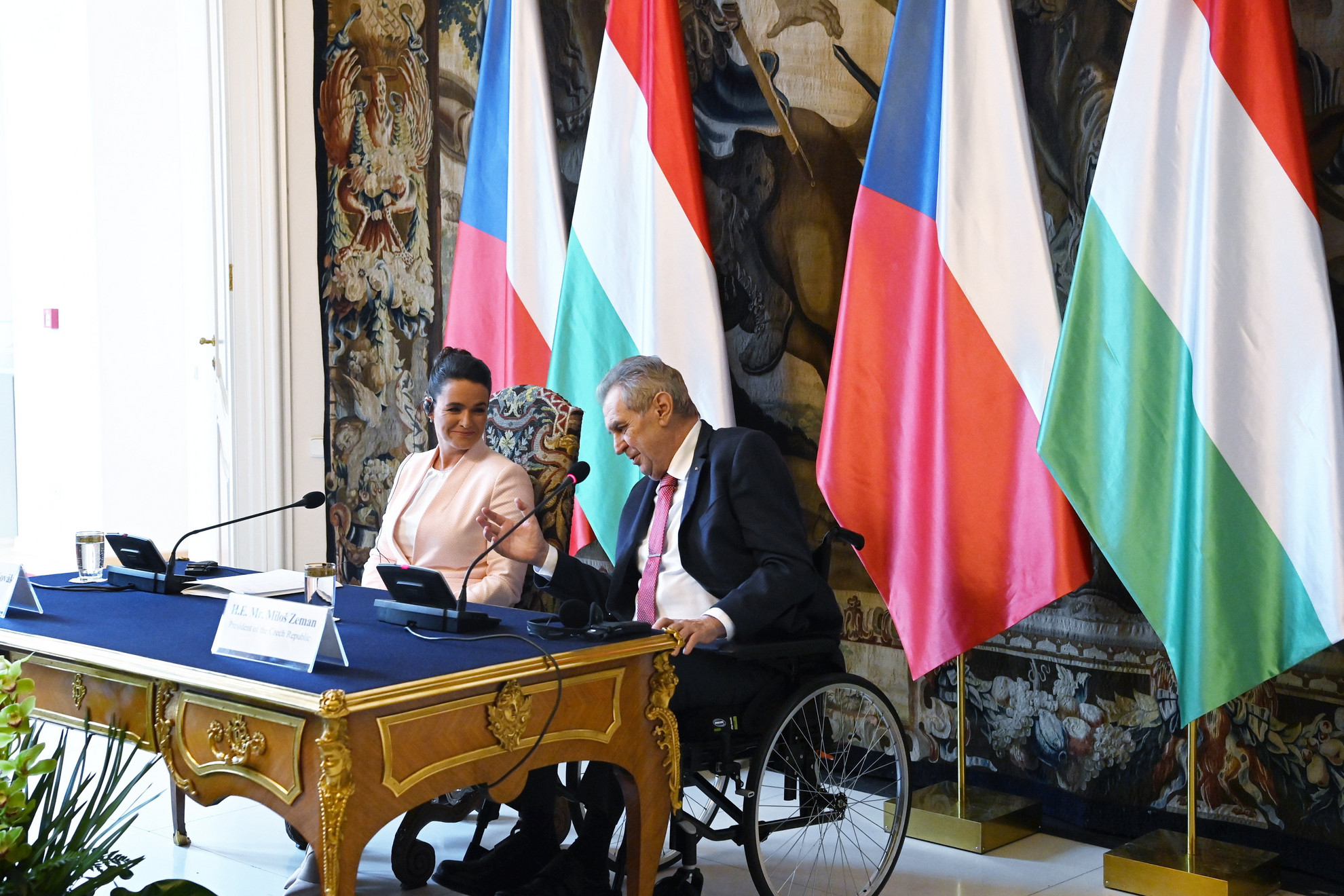 Novák Katalin köztársasági elnök és Milos Zeman cseh elnök sajtótájékoztatót tart a prágai várban 2022. június 7-én