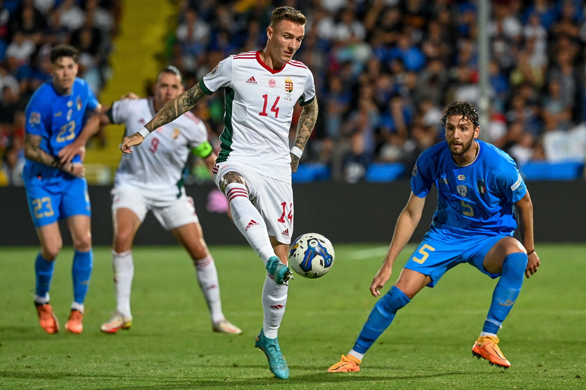 Bolla Bendegúz (k) és az olasz Manuel Locatelli (j) a labdarúgó Nemzetek Ligája 2. fordulójában játszott Olaszország - Magyarország mérkőzésen az olaszországi Cesenában, a Dino Manuzzi Stadionban 2022. június 7-én